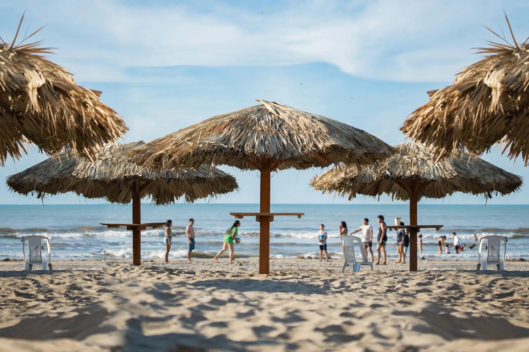 Palapas frente al mar en la playa de Coco Beach Tabasco